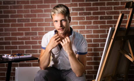 Der kanadische Superhengst William Seed und der kanadische Twink Benjamin Blue wichsen mit einem Spielzeug