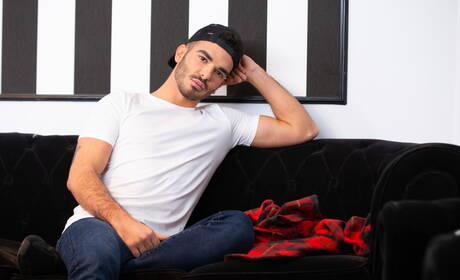 O latino gostoso Dann Grey e o espanhol Pol Prince fodem a bunda depois do boquete