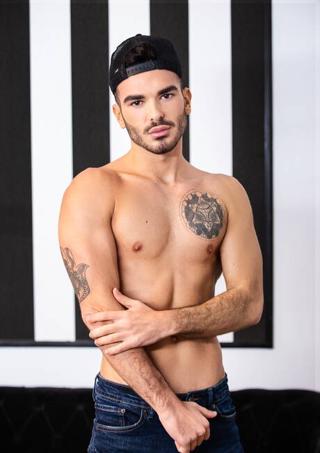 O latino gostoso Dann Grey e o espanhol Pol Prince fodem a bunda depois do boquete