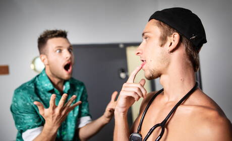 美國年輕男孩Theo Brady和加拿大健美運動員Malik Delgaty進行了一場精彩的肛交