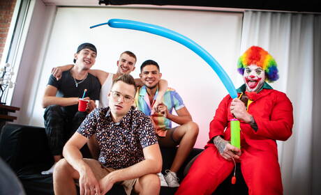 Der kräftige Kanadier William Seed und der kräftige Brent North ficken sich in den Arsch, nachdem sie einen Schwanz gelutscht haben