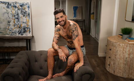 美國性感小鮮肉Joey Mills和法國帥哥Chris Damned赤身裸體，露出緊實的臀部