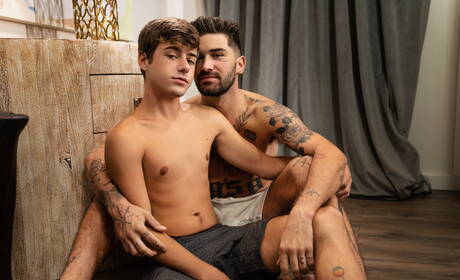 美國性感小鮮肉Joey Mills和法國帥哥Chris Damned赤身裸體，露出緊實的臀部