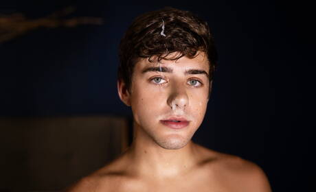 Amerikaanse hete twink Joey Mills en Franse husky-man Chris Damned kleden zich uit en laten hun strakke kont zien