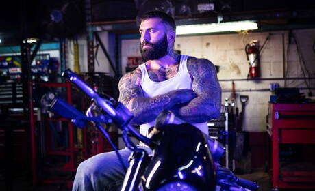 Der kanadische Muskelprotz Manuel Skye und der reife kanadische Bär Markus Kage zeigen einen kräftigen Körper