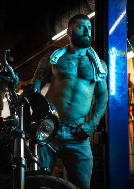 Der kanadische Muskelprotz Manuel Skye und der reife kanadische Bär Markus Kage zeigen einen kräftigen Körper