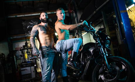 Der kanadische Muskelprotz Manuel Skye und der reife kanadische Bär Markus Kage zeigen einen kräftigen Körper