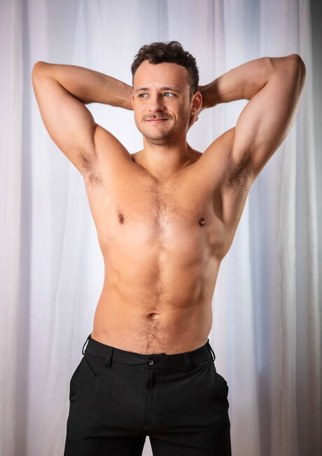 Les copains méchants Skyy Knox, Nate Grimes et Clark Delgaty dans une action de fisting à trois en extérieur