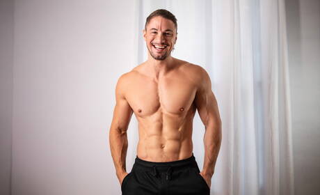 Les copains méchants Skyy Knox, Nate Grimes et Clark Delgaty dans une action de fisting à trois en extérieur