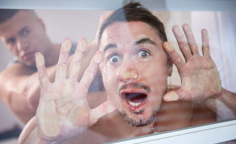 Les copains méchants Skyy Knox, Nate Grimes et Clark Delgaty dans une action de fisting à trois en extérieur