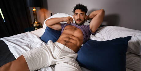 O forte latino Zeno Rey posando nu e mostrando sua bunda