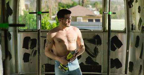 Les beaux garçons américains poilus Ty Roderick et le costaud Isaac X ont une bonne relation sexuelle en extérieur