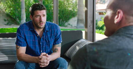 Les beaux garçons américains poilus Ty Roderick et le costaud Isaac X ont une bonne relation sexuelle en extérieur