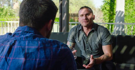 Les beaux garçons américains poilus Ty Roderick et le costaud Isaac X ont une bonne relation sexuelle en extérieur