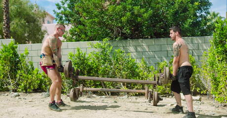 Les beaux garçons américains poilus Ty Roderick et le costaud Isaac X ont une bonne relation sexuelle en extérieur