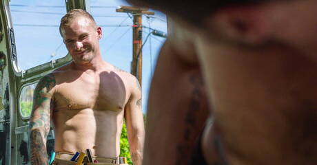 Les beaux garçons américains poilus Ty Roderick et le costaud Isaac X ont une bonne relation sexuelle en extérieur