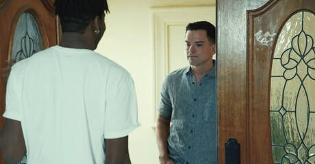 Amerykańska muskularna Dakota Payne i Kylan Kiddo ruchają się w dupę po ssaniu międzyrasowego kutasa z fistingiem w kuchni