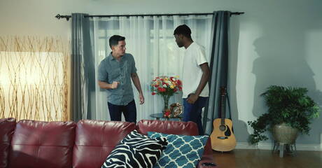 Amerykańska muskularna Dakota Payne i Kylan Kiddo ruchają się w dupę po ssaniu międzyrasowego kutasa z fistingiem w kuchni