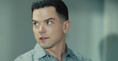 Il muscoloso americano Dakota Payne e Kylan Kiddo si scopano il culo dopo aver succhiato un cazzo interrazziale con il fisting in cucina