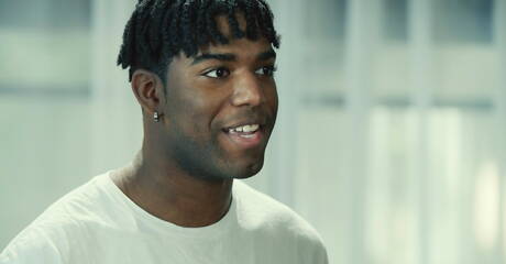 Amerykańska muskularna Dakota Payne i Kylan Kiddo ruchają się w dupę po ssaniu międzyrasowego kutasa z fistingiem w kuchni