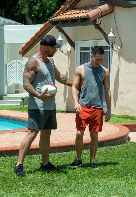 Die amerikanischen Pornostars Drew Sebastian und Tristan Hunter lieben sich am Pool