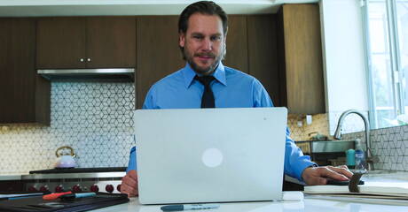 Amerikaanse spierbundel Isaac Parker en Duitse knappe Hans Berlin hebben goede seks in de keuken