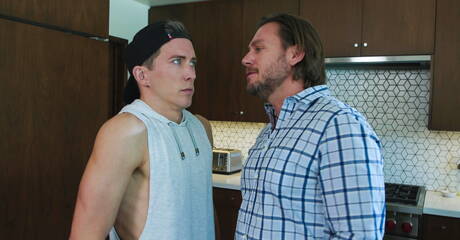 Amerikaanse spierbundel Isaac Parker en Duitse knappe Hans Berlin hebben goede seks in de keuken