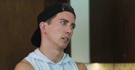 Amerikaanse spierbundel Isaac Parker en Duitse knappe Hans Berlin hebben goede seks in de keuken