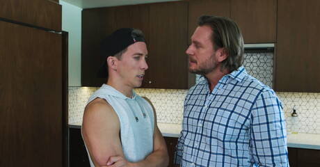 Amerikaanse spierbundel Isaac Parker en Duitse knappe Hans Berlin hebben goede seks in de keuken