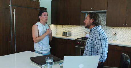 Amerikaanse spierbundel Isaac Parker en Duitse knappe Hans Berlin hebben goede seks in de keuken