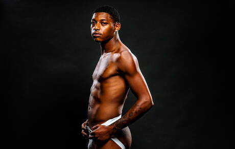 Der gut gebaute Ebenholz-Typ Ty Santana und der britische Schönling Michael Boston bei heißer interracialer Arschfick-Action im Pool