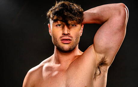 Der gut gebaute Ebenholz-Typ Ty Santana und der britische Schönling Michael Boston bei heißer interracialer Arschfick-Action im Pool