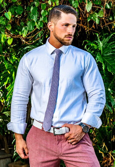 Nette amerikanische Jungs, der Hengst Brandon Anderson und der große Kerl Roman Todd bei heißer homosexueller Action draußen