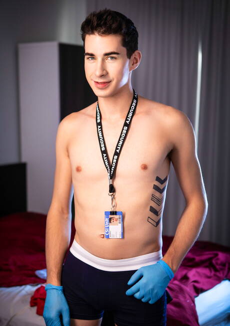 Il bel ragazzo Jake Nobelo e il bel ragazzo Raphael Louis scopano il culo dopo aver succhiato il cazzo