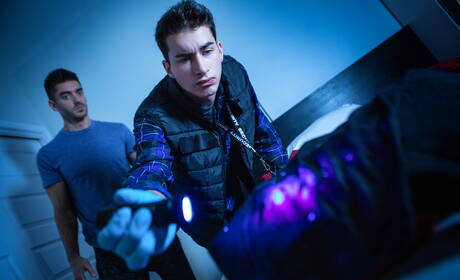 Il bel ragazzo Jake Nobelo e il bel ragazzo Raphael Louis scopano il culo dopo aver succhiato il cazzo