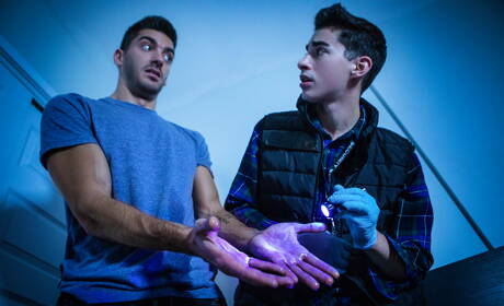 Il bel ragazzo Jake Nobelo e il bel ragazzo Raphael Louis scopano il culo dopo aver succhiato il cazzo