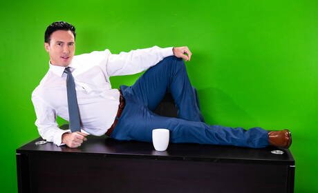 De goed gebouwde Amerikaanse Reese Rideout en Johnny B zuigen en neuken elkaar