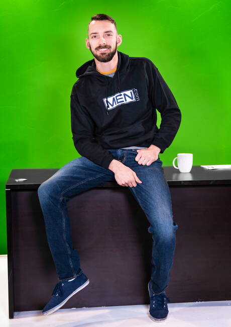 De goed gebouwde Amerikaanse Reese Rideout en Johnny B zuigen en neuken elkaar