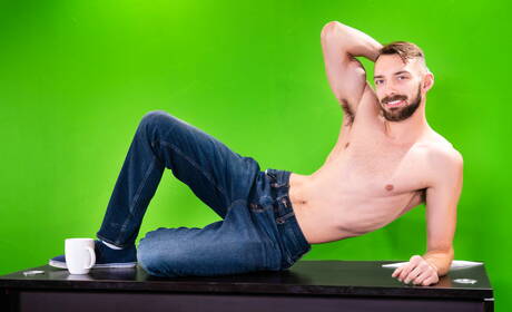 De goed gebouwde Amerikaanse Reese Rideout en Johnny B zuigen en neuken elkaar