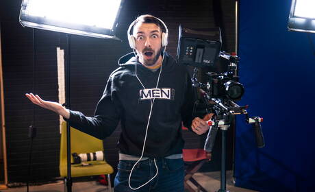 De goed gebouwde Amerikaanse Reese Rideout en Johnny B zuigen en neuken elkaar