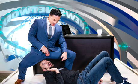 De goed gebouwde Amerikaanse Reese Rideout en Johnny B zuigen en neuken elkaar