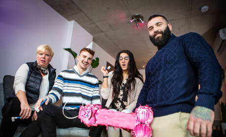 カナダのゲイのクマ、マーカス・ケイジとカナダの若いライアン・ジェイコブスが熱いカップルセックスをする