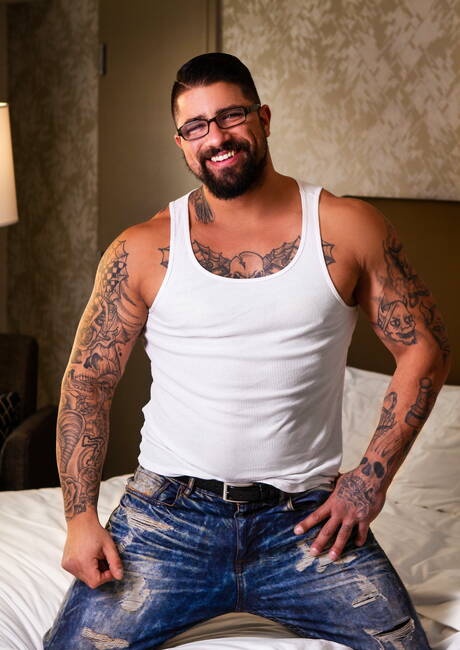 加拿大健美運動員瑞安·博恩斯和哈維·西德互相撞擊