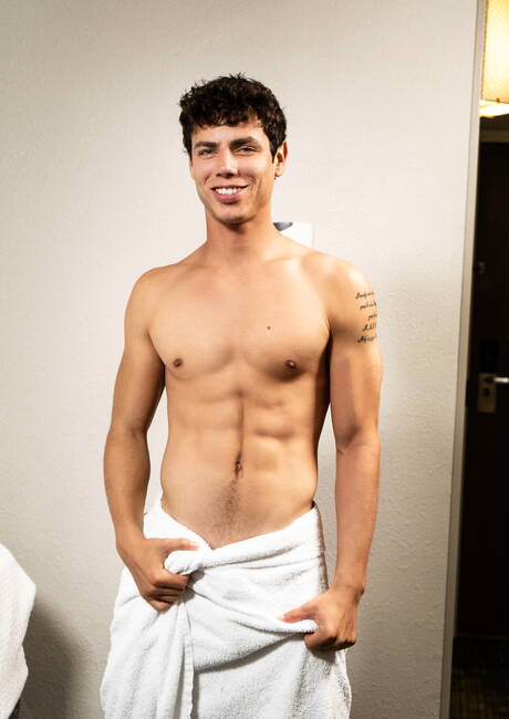 Le beau roumain Kaleb Stryker et le husky américain Calhoun Sawyer ont des relations sexuelles torrides sous la douche