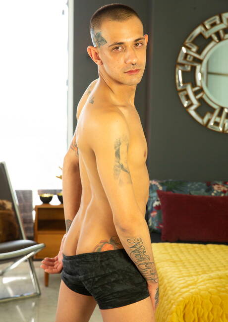 ラテン系のたくましい男ディエゴ・サンズと力持ちのカシオ・キングが熱いセックスをする