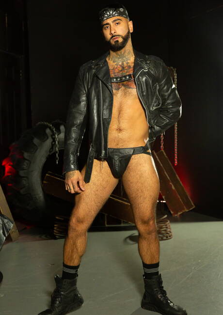 波多黎各身材魁梧的 Rikk York 和美國超級帥哥 Damien Crosse 吸吮後操屁股