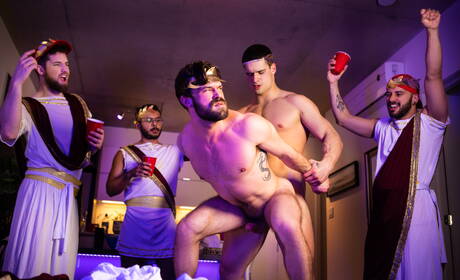 Kanadyjski kulturysta Malik Delgaty i amerykański owłosiony ogier James Fox uprawiają gorący seks