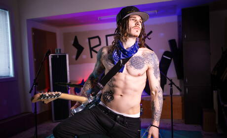 Men: Le gars husky Dex Parker et le beau garçon canadien Sunny D dans une scène homosexuelle torride