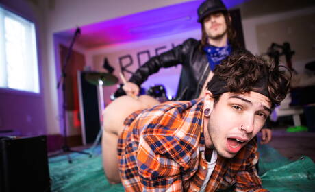 Men: Husky guy Dex Parker and canadian beautiful boy Sunny D in hot homosexual scene