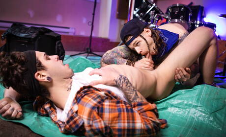 De gespierde kerel Dex Parker en de knappe Canadese jongen Sunny D in een hete homoseksuele scène